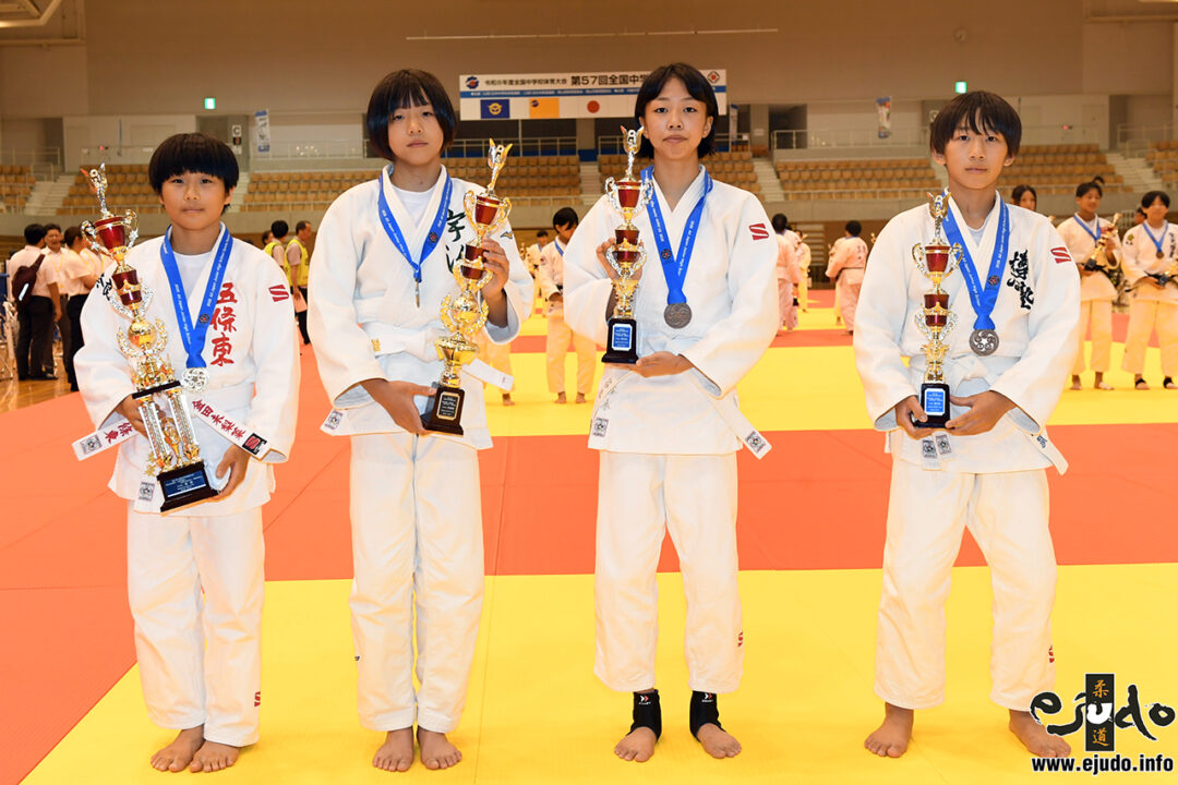 40kg級メダリスト。左から優勝した金田未梨菜、準優勝の村上瑚心菜、3位の谷本心と堀尾小夏。