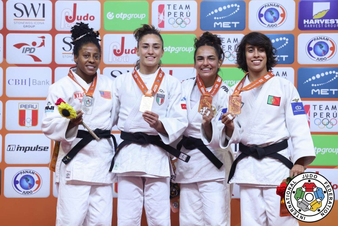 48kg級メダリスト。左から準優勝のマリア=セリア・ラボルデ、優勝したアッスンタ・スクット、3位のザラ・イシュトとカタリナ・コスタ。