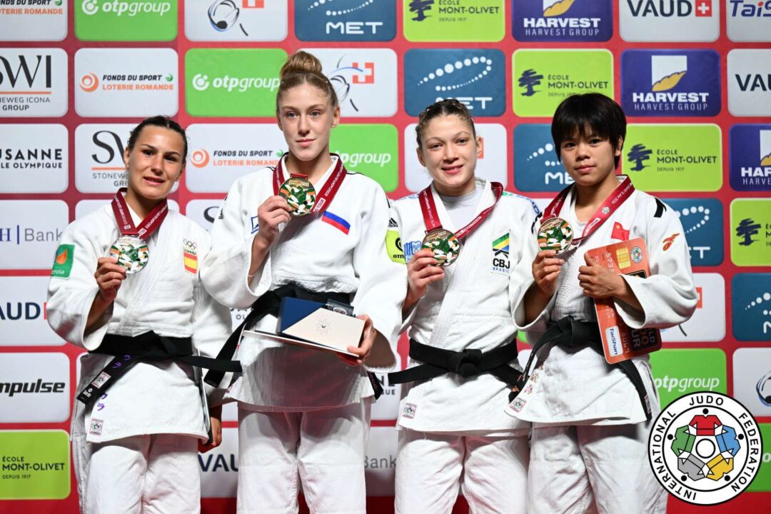 48kg級メダリスト。左から準優勝のラウラ・マルティネス=アベレンダ、優勝したマリーナ・ヴォロベワ、3位のクラリス・ヒベイロとフイ・シンラン。