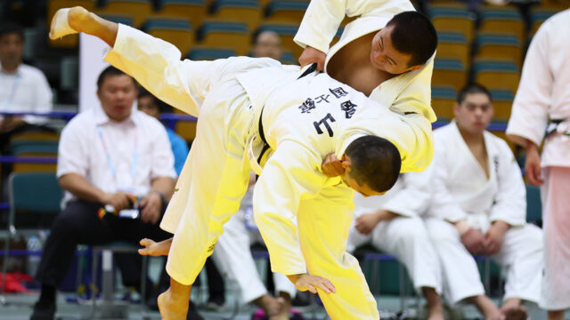 【レポート】崇徳が国士舘破って3大会連続の決勝進出　奥田・川口が緩みなく「仕事」／第75回インターハイ柔道競技男子団体試合⑥準決勝