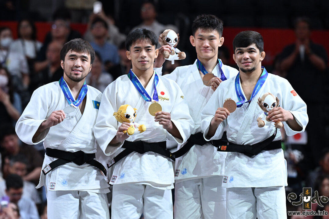 60kg級メダリスト。左から準優勝のイェルドス・スメトフ、優勝した近藤隼斗、3位のマー・ユーリンとサマリディン・クチカロフ。