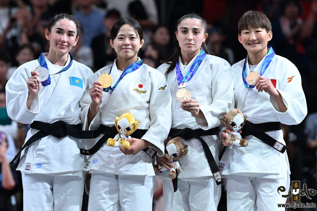 48kg級メダリスト。左から準優勝のアビバ・アブジャキノワ、優勝した近藤美月、3位のアフリヤ・ムミノワとガンバータル・ナランツェツェグ。