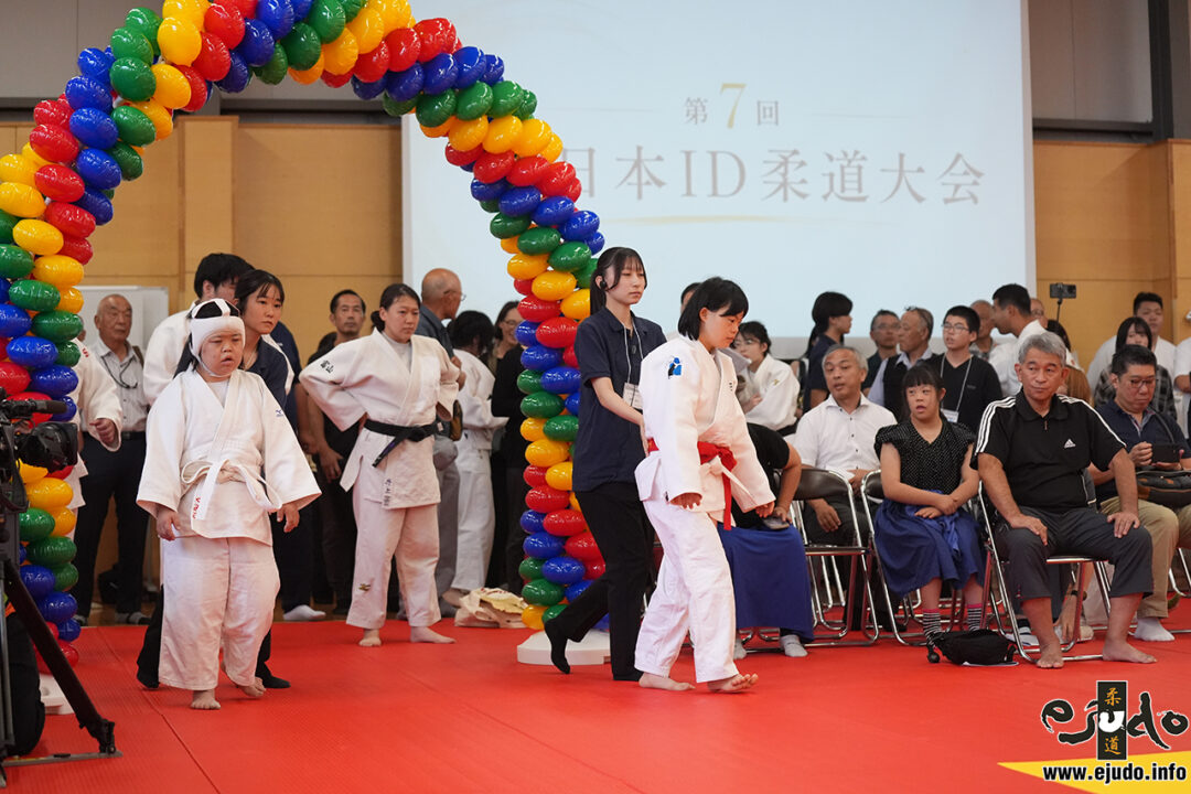 入退場の際は、学生ボランティアが選手をアテンド。選手にはヘッドギアを着用している人もいる