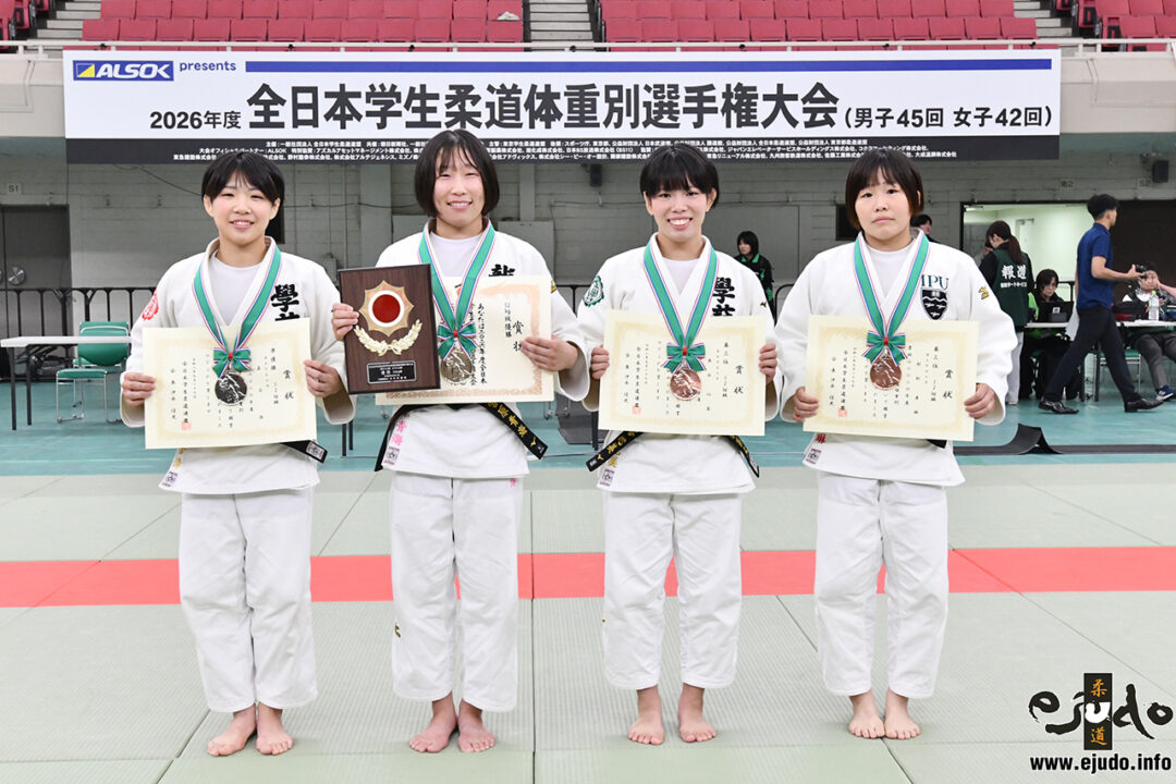 52kg級メダリスト。左から準優勝の落合倖、優勝した宮原青海、3位の長谷心美と村松舞琳。