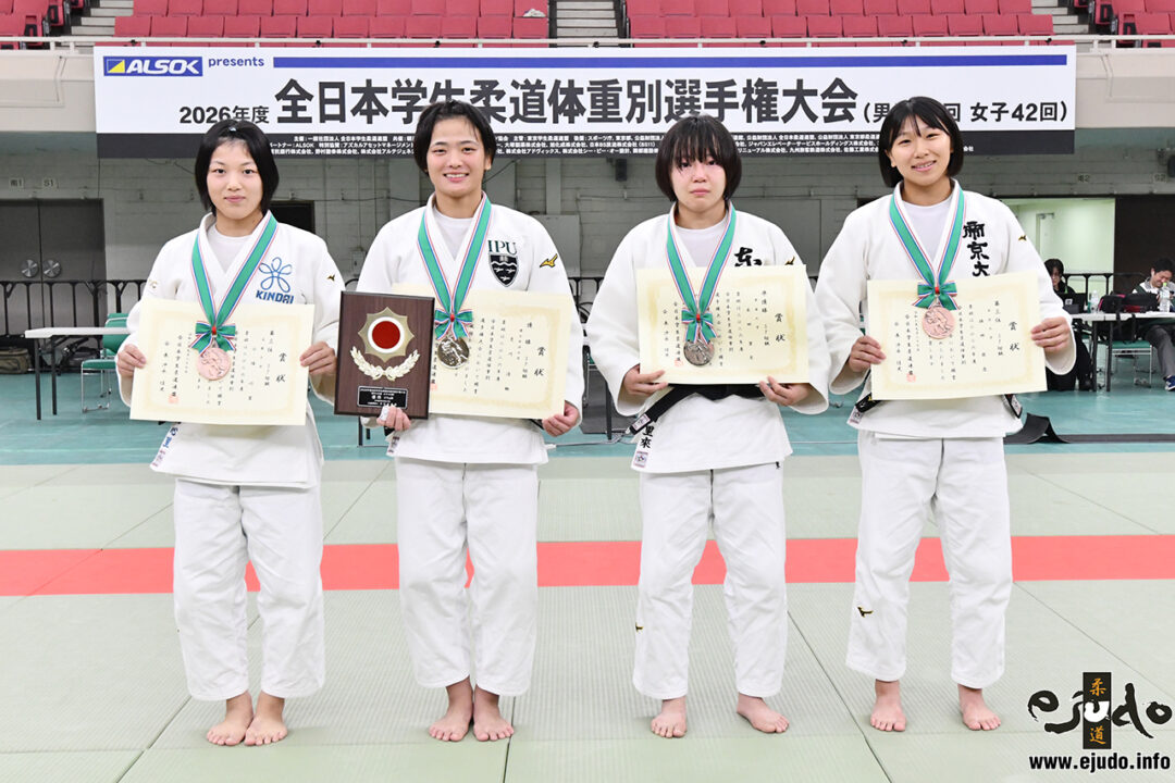 57kg級メダリスト。左から準優勝の本田里來、優勝した荒川清楓、3位の横地萌恵と小幡心里。
