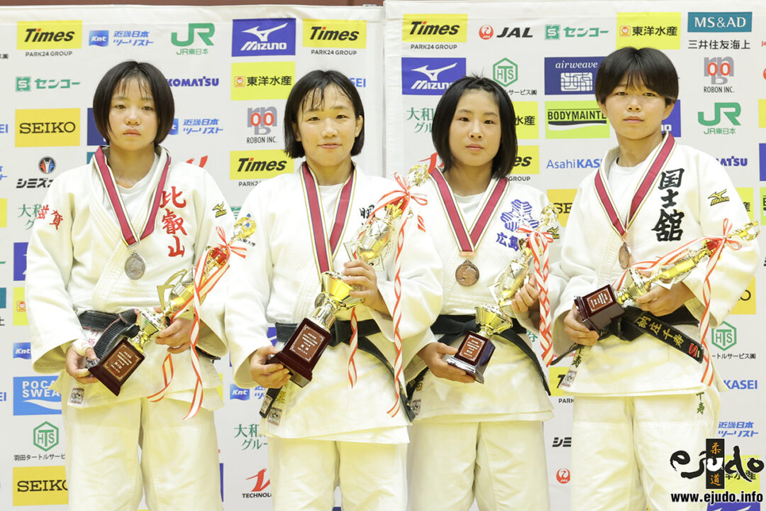 48kg級メダリスト。左から準優勝の竹原萌菜、優勝した畑山凜、3位の富田伊央莉と納庄千寿。