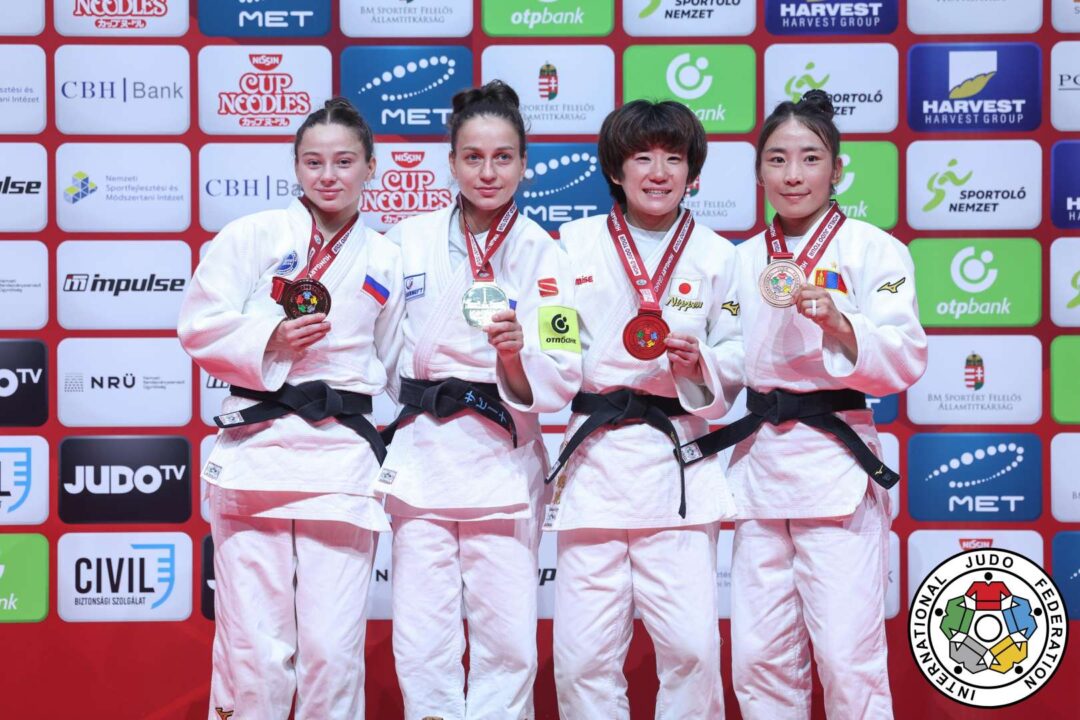 48kg級メダリスト。左から準優勝のクリスティーナ・ドゥディナ、優勝したサビーナ・ギリアゾワ、3位の荒川朋花とバフードルジ・バーサンフー。