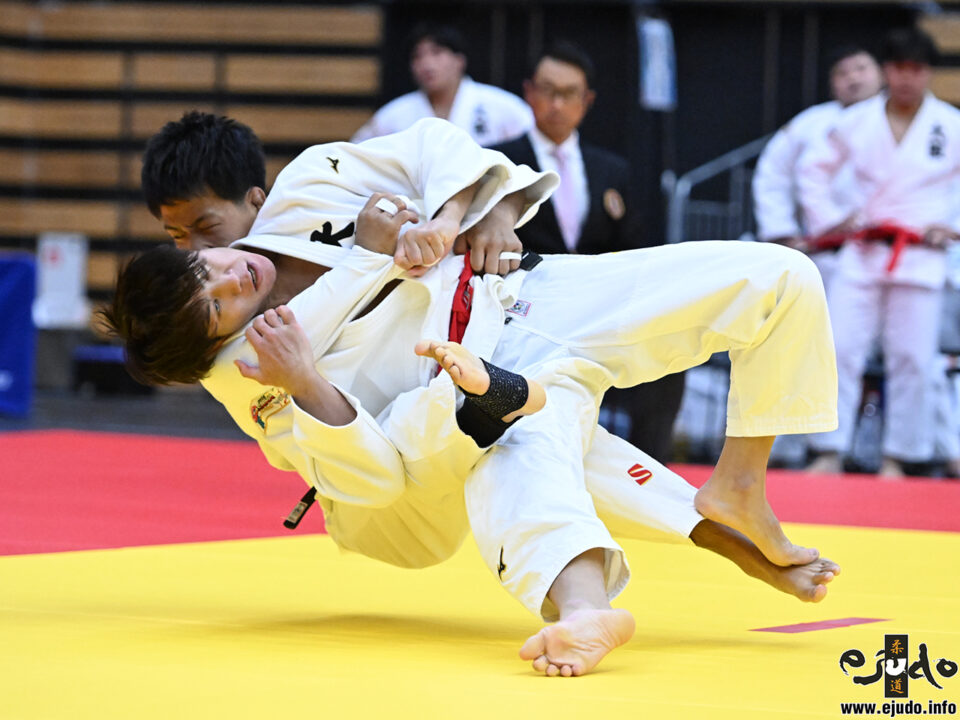 1回戦第1試合、大阪府の次鋒武岡毅が愛媛県・湯山肇八から小内巻込「一本」