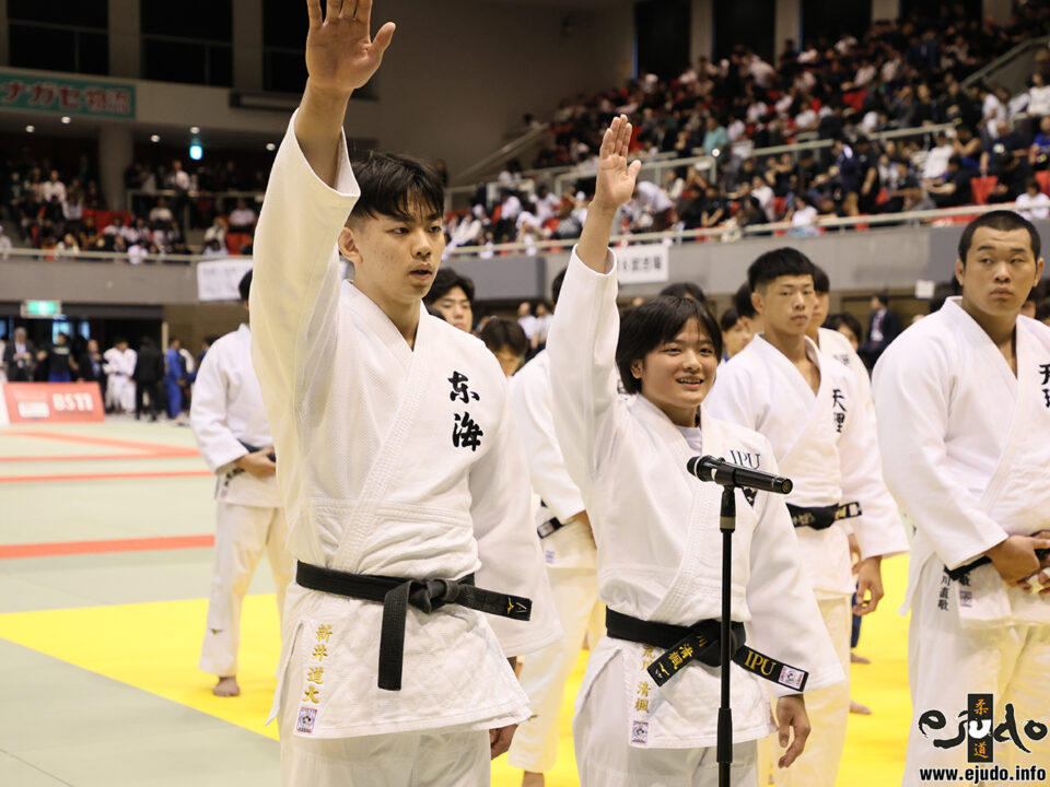 開会式。選手宣誓は新井道大(東海大)と荒川清楓(環太平洋大)が務めた。