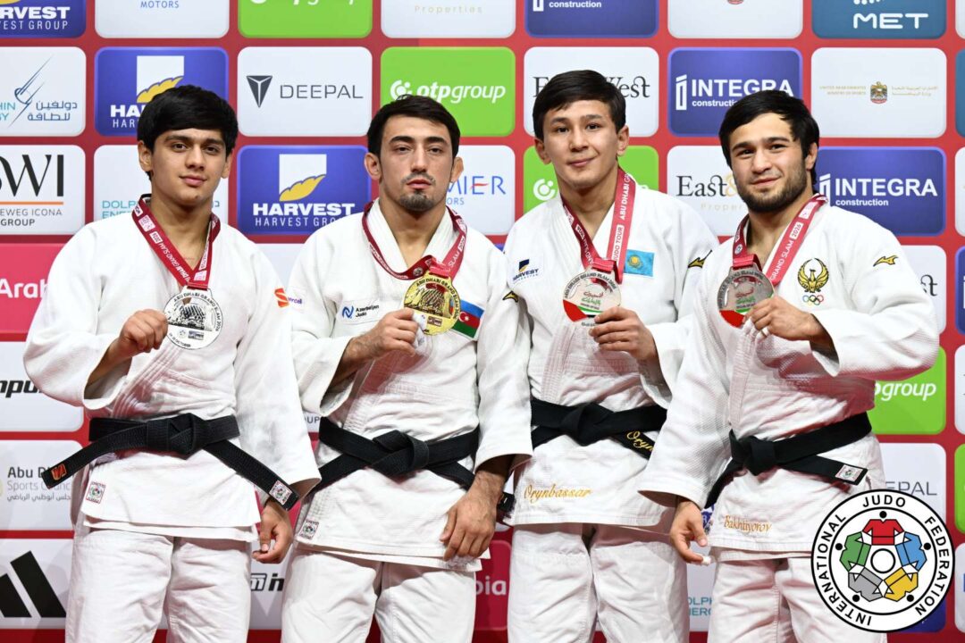 60kg級メダリスト。左から準優勝のロイク・クドブディノフ、優勝したバラバイ・アガエフ、3位のタルガト・オリンバッサルとイサク・アシピツ。