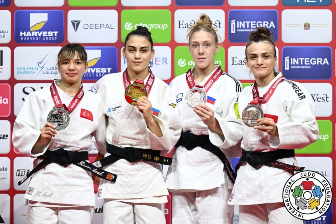 48kg級メダリスト。左から準優勝のメルヴェ・アザク、優勝したコヌル・アリエワ、3位のマリーナ・ヴォロベワとシラ・エルシン。