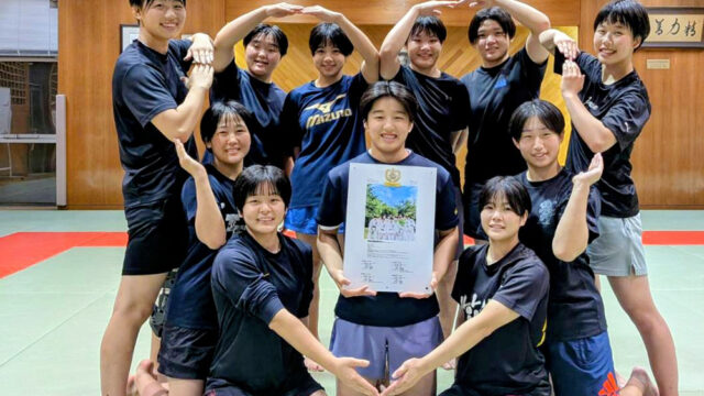 【ニュース】初受賞の桐蔭学園、編集部特別賞の国分中央に記念品贈呈／第6回「ベストプロフィール賞」