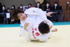 78kg級決勝、梅津志悠が宇野友紀子を抑え込む。<br>
(写真提供：全日本実業柔道連盟)