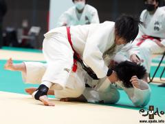 決勝、淑徳の大将近松麻耶が修徳・一坊寺茜音から左内股で2つ目の「技有」。
